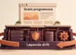 En nettside med gratis programvare står på et fundament med servere, sikkerhet, sikkerhetskopiering og vedlikehold som illustrerer behovet for løpende drift.