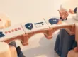 En bro med anmeldelsesstjerner, sikker betaling og chat leder en handlevogn frem til et bekreftet kjøp og illustrerer hvordan tillit kan øke konverteringen.